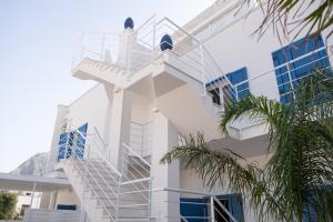 圣维托罗卡波B&B Villa Sara的一座白色的建筑,设有楼梯