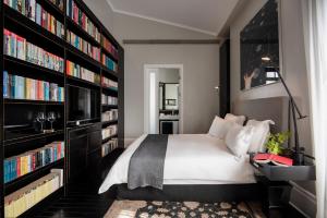 特拉维夫蒙蒂菲奥里酒店的一间卧室配有床和书架