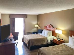 Quality Inn Near Joint Base Andrews-Washington Area客房内的一张或多张床位