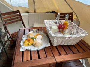 加亚新城DIAMANTEDOURO - Boat的一张桌子,上面放着一盘食物和一篮饮料