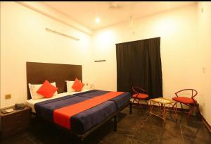 黎明之村Le Apex Home Stay的一间卧室配有带橙色和蓝色枕头的床