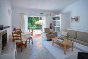 卢斯Quinta Paraiso da Mia - 1 Bedroom Apartment的客厅配有沙发和桌子