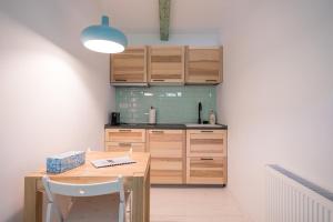 瓦马Hygge Hut的厨房配有木制橱柜和木桌。