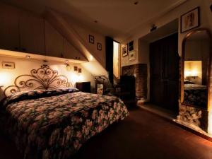 塞尔莫内塔"Il Nido"的一间卧室配有一张床和镜子