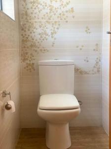 约翰内斯堡Elegant84的一间位于客房内的白色卫生间的浴室