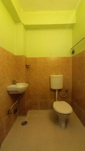奎隆Hotel Orginal Residency的一间带卫生间和水槽的浴室