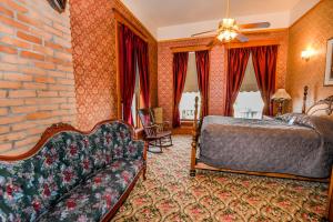 科迪伊尔玛酒店的一间卧室配有一张床和一张沙发