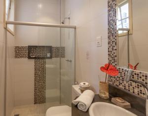 阿布拉奥普萨达卡萨布兰卡酒店的带淋浴、卫生间和盥洗盆的浴室