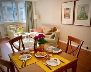 慕尼黑CityHomeMunich的客厅配有餐桌和食物