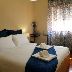 维亚纳堡B Apartamentos的一间卧室配有带2条毛巾的床和窗户。