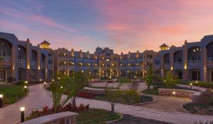 库塞尔Lazuli Hotel, Marsa Alam的黄昏时 ⁇ 染度假村外貌
