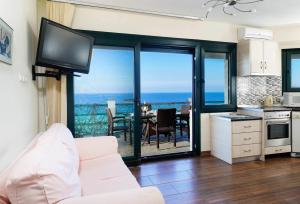 斯卡拉卡里拉奇斯Giotas Sea View Apartment的带沙发的客厅,享有海景
