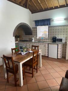 Casa da Avó - Turismo Rural的厨房或小厨房
