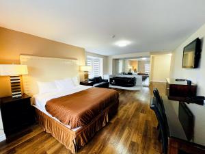尼亚加拉瀑布Falls Lodge & Suites的酒店客房设有床和客厅。