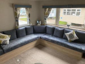 布莱克浦Blackpool Static Caravan Marton Mere的客厅里一张大蓝色沙发