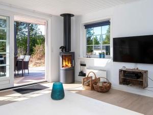 孔斯马克Holiday home Rømø LI的客厅设有壁炉和电视。