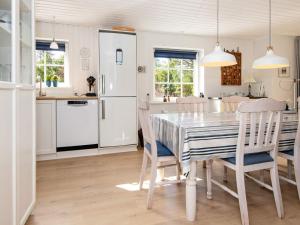 孔斯马克Holiday home Rømø LI的厨房以及带桌椅的用餐室。