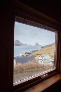 BøurIdyllic Vacation Home with a Breathtaking View的海景窗户和房屋