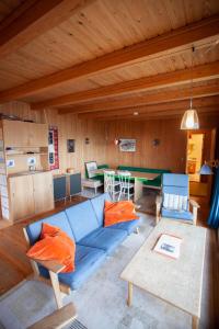 BøurIdyllic Vacation Home with a Breathtaking View的客厅配有蓝色的沙发和桌子