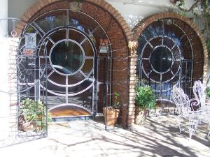 维拉卡洛斯帕兹阿罗哈宾馆的带有铁门的建筑物入口