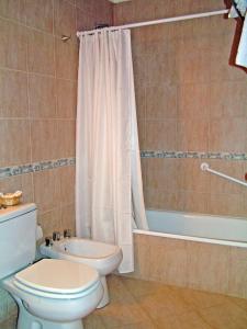 埃尔卡拉法特卡鲁特霍什酒店的浴室配有卫生间、浴缸和水槽。