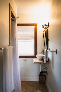 姊妹城Left Coast Lodge - Pet Friendly的浴室设有白色的淋浴帘和水槽