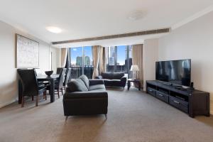 墨尔本Jade Resorts Melbourne的带沙发和平面电视的客厅