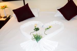 努美阿勒帕黎斯酒店的心形床,上面插着花