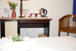努美阿勒帕黎斯酒店的一张木桌,上面有茶壶