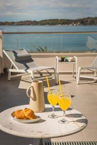 拉瑟里玛纳奇酒店的一张桌子,上面放着两杯橙汁和羊角面包