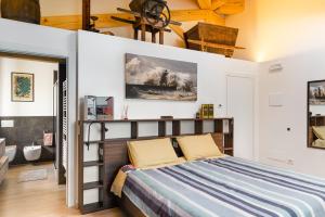 索纳Relais des Roches的一间卧室设有一张床和天花板