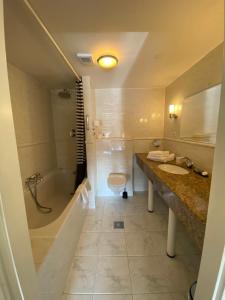 代尔夫特Hotel Bridges House Delft的带浴缸、卫生间和盥洗盆的浴室