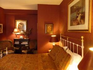 渥太华爱德华国王住宿加早餐酒店的一间卧室配有一张床和一把椅子