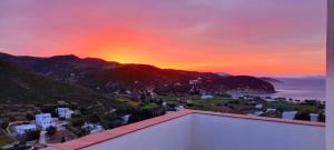 KámbosThea House Patmos的从房子的屋顶上可欣赏到日落美景