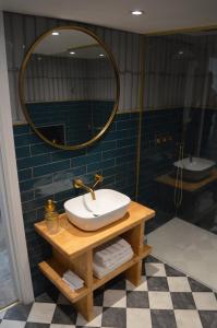 海伯敦桥Grooms House的一间带水槽和镜子的浴室