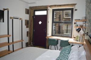 海伯敦桥Grooms House的一间卧室设有床、窗户和门