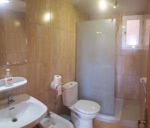 埃斯普霍斯Villa Clementina的浴室配有白色卫生间和盥洗盆。