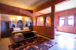 梅尔祖卡奥贝尔杰萨哈拉酒店的卧室配有一张床