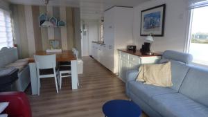 比伦Chalet Seazon O1的带沙发的客厅和带桌子的厨房