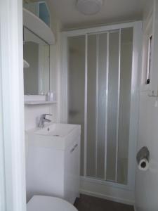 比伦Chalet Seazon O1的白色的浴室设有卫生间和水槽。