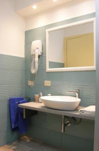 恩波利艾博尔吉旅馆的浴室设有白色水槽和镜子