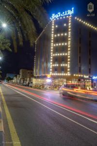 塞卡凯أرائك توق的城市街道,晚上有建筑灯