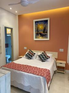 阿布拉奥普萨达卡萨布兰卡酒店的卧室配有一张床,墙上挂有绘画作品