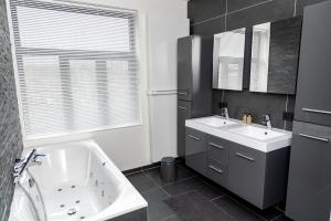 Boonuz guesthouse, luxe duplex vakantiehuis in centrum Ieper met privé lounge terras en IR sauna的一间浴室