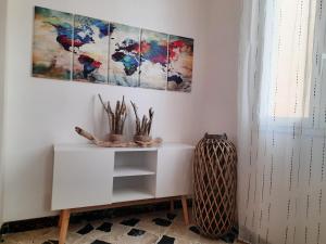 法维尼亚纳Ponente & Maestro Rooms的一间设有白色橱柜和壁画的房间