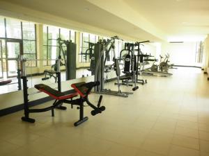 丹老拉古娜明珠度假酒店的一间健身房,里面配有几台跑步机