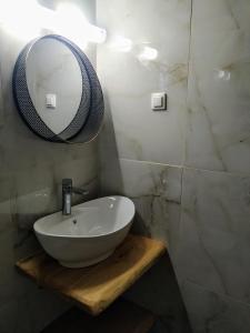 寇特Lemon Tree and Olive Garden House的浴室设有白色水槽和镜子