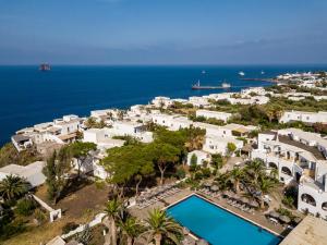 斯特龙博利Hotel La Sciara的享有带游泳池的度假村的空中景致