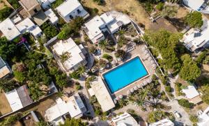 斯特龙博利Hotel La Sciara的住宅区游泳池的顶部景色
