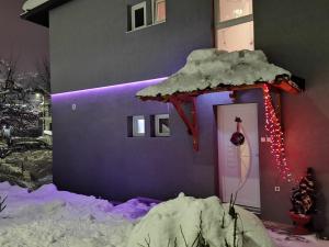 新瓦罗什Nikolaj Lux的雪盖门,带圣诞装饰的房屋